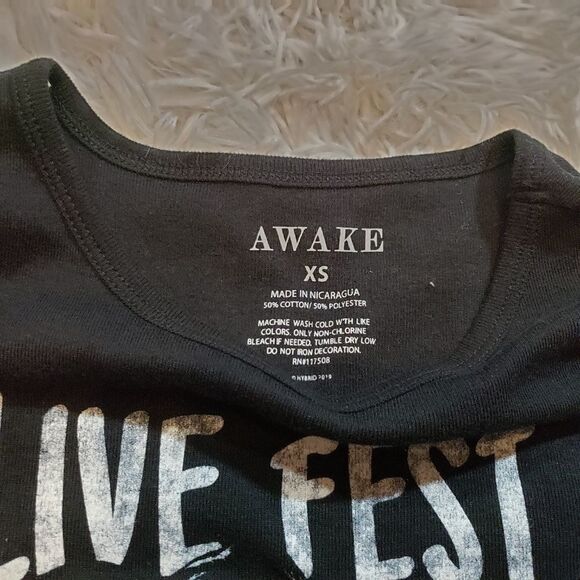 NWT Awake Juniors' Ruffled Sleeve Live Fest Tee - Picture 4 of 5